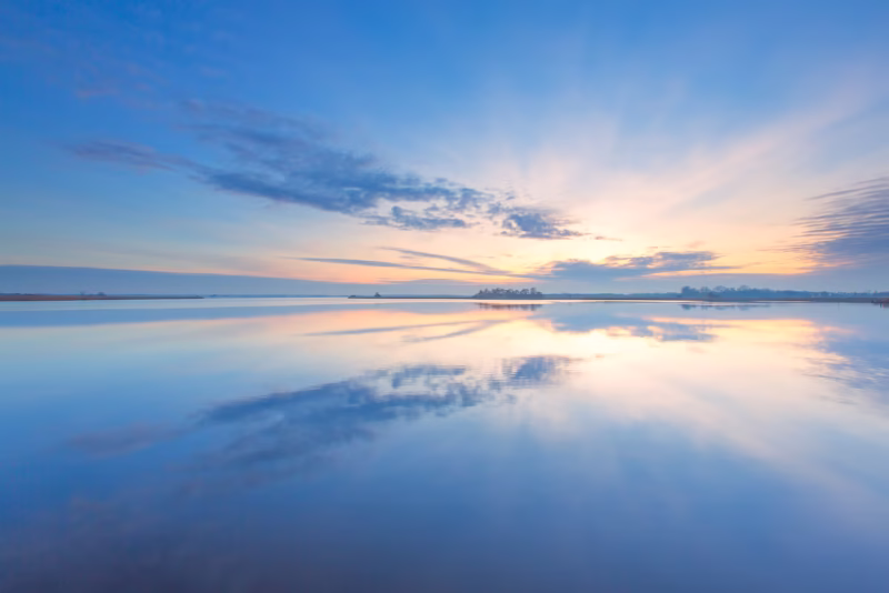 Een mooie weerspiegeling van de wolken op het Leekstermeer