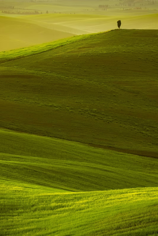 Een minimalistisch landschap met heuvels in Toscane, Italië