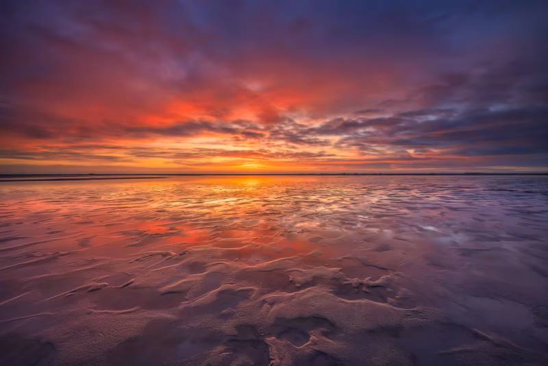 Avondrood in de lucht op het strand van de Maasvlakte