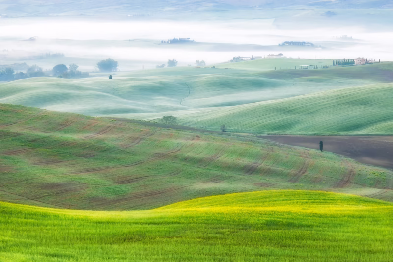Lente in Toscane, Italie met mist over het landschap