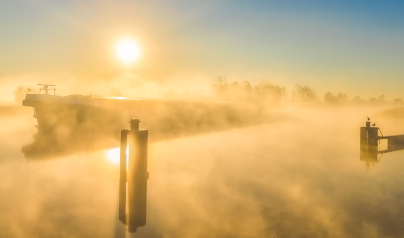 Een binnenvaartschip in de mist in de lente - Van Starkenborg kanaal, Groningen