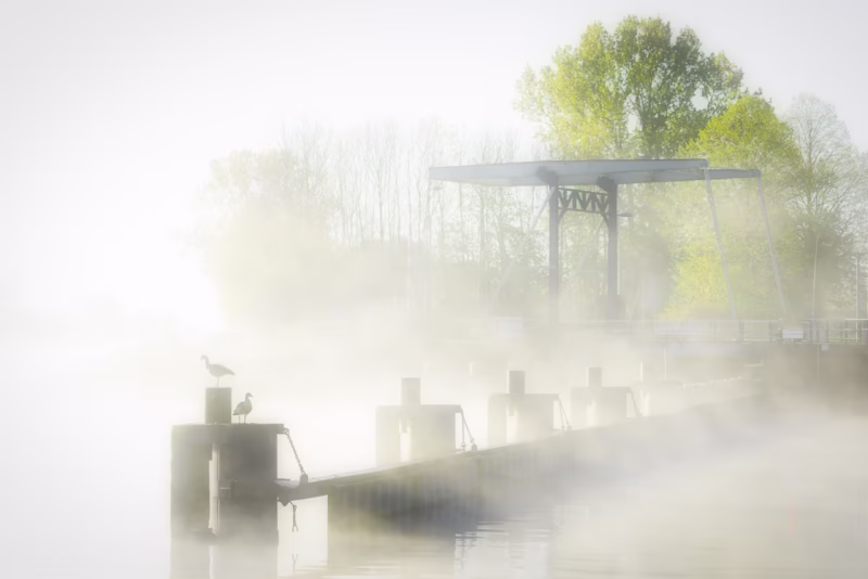Mist over het Van Starkenborg Kanaal in Groningen in de lente