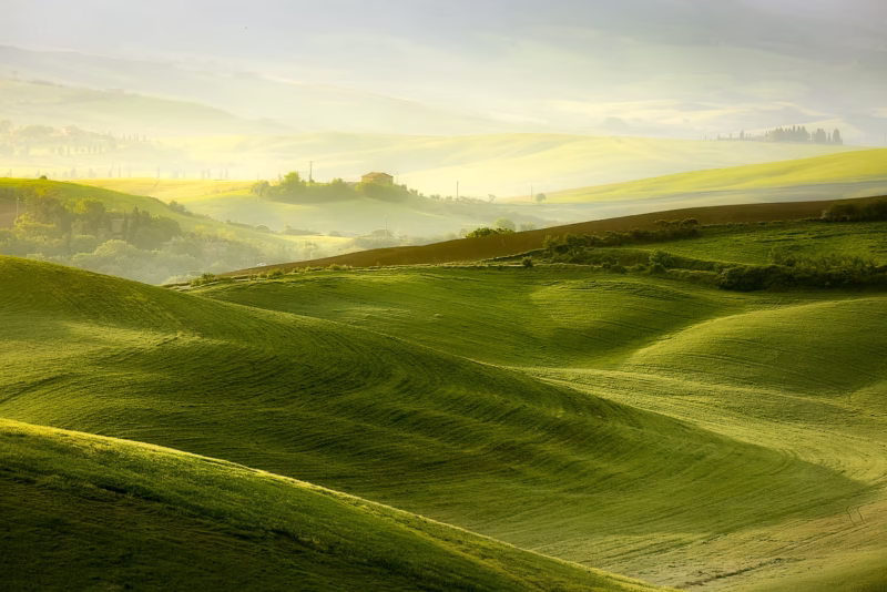 Een mistig landschap in Toscane, Italië tijdens de zonsopkomst