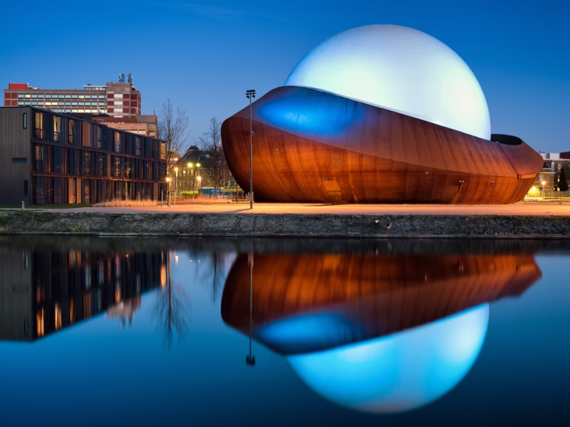 Het Omniversum in Groningen in de nacht