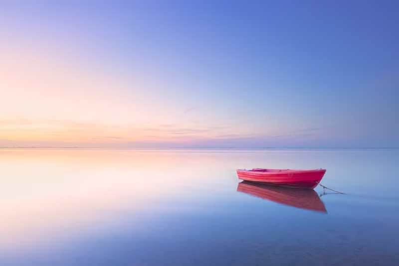 Zonsondergang op de Oosterschelde met een bootje in het water