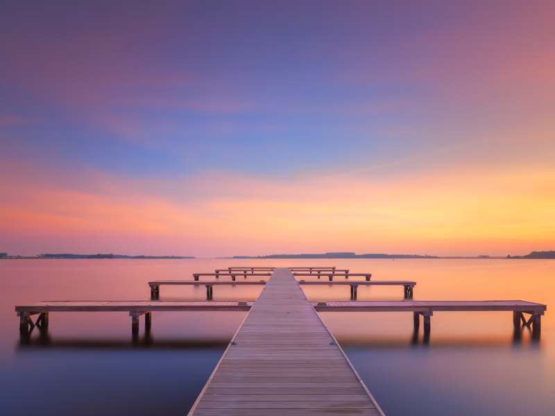 Een steiger aan het Veerse Meer met een mooie zonsondergang