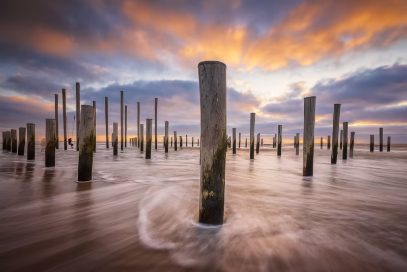 Zonsondergang bij het Palendorp op het strand van petten