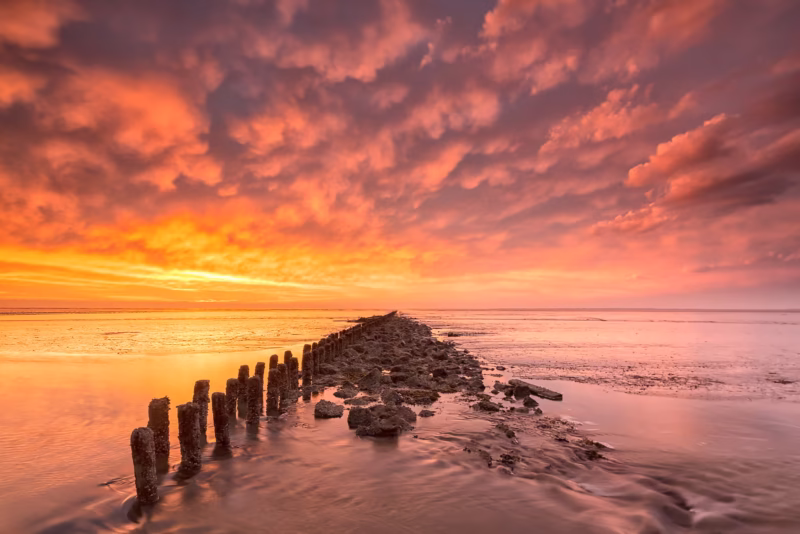 Wonderlijke Waddenzee - Een spectaculaire zonsondergang met avondrood op de Waddenzee