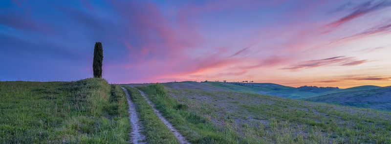 Panorama landschap van de zonsopkomst in de heuvels van Toscane in Italië