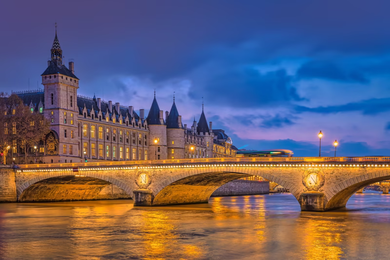 Uitzicht over de Seine in Parijs met haar verluchte bruggen