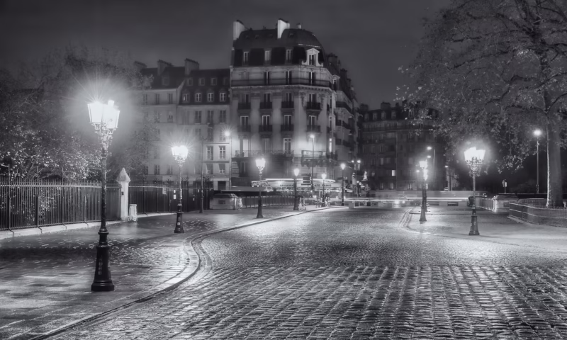 De natte straten van Parijs in de nacht