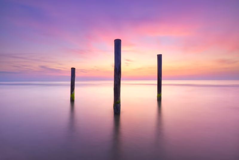 Palen in het water van de Noordzee bij het palendorp in Petten