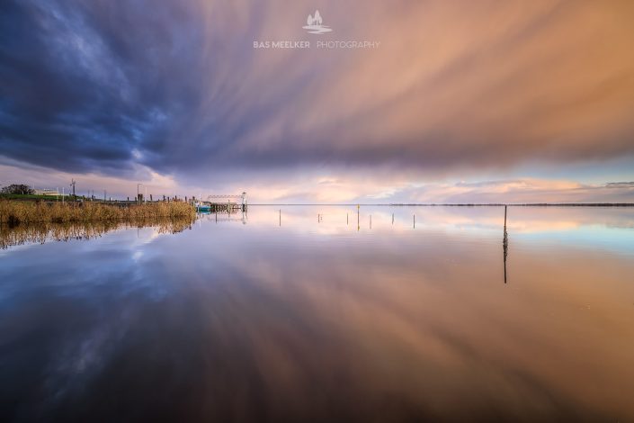 Dramatische wolkenluchten boven het Lauwersmeer tijdens de zonsopkomst