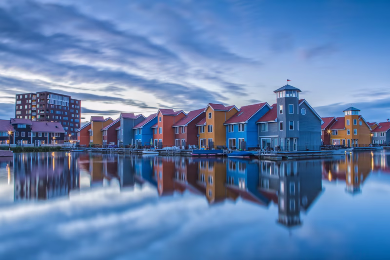 De gekleurde huizen van Reitdiephaven in Groningen met een mooie weerspiegeling