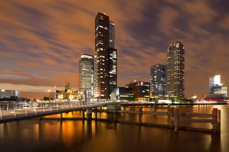 DE Rijnhaven in Rotterdam in de nacht