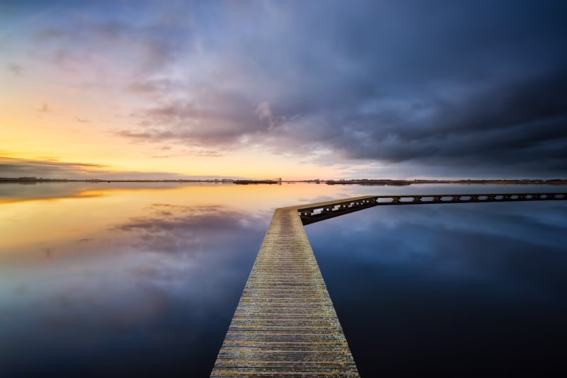 De loopbrug op het Roegwold met een mooie zonsondergang