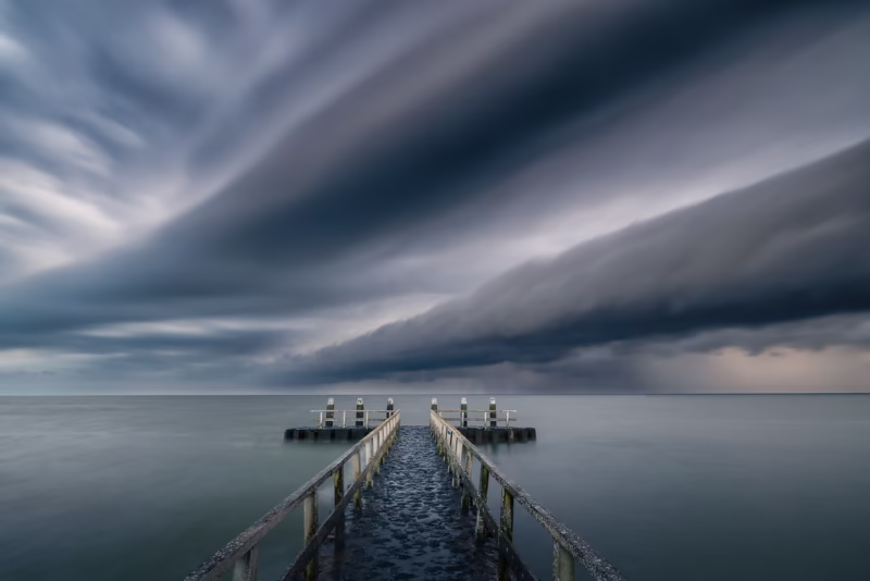 Een rolwolk met onweer boven het IJsselmeer
