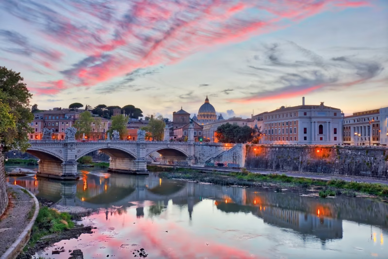 Rome met uitzicht op de rivier de Tiber in de avond