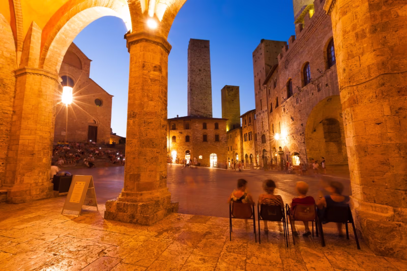 Het centrale plein van San Gimignano in Toscane, Italie