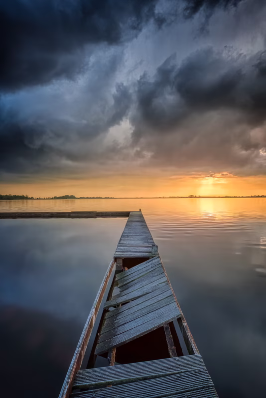 Onweer met een mooie wolkenlucht boven het Schildmeer