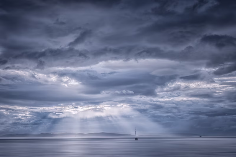 Een zeilboot op de oceaan bij Schotland