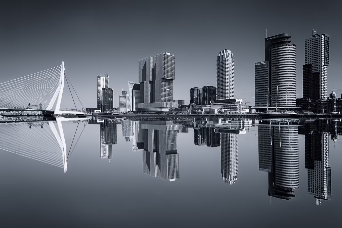 De weerspiegeling van de Skyline van Rotterdam in de Nieuwe Maas De weerspiegeling van de Skyline van Rotterdam in de Nieuwe Maas