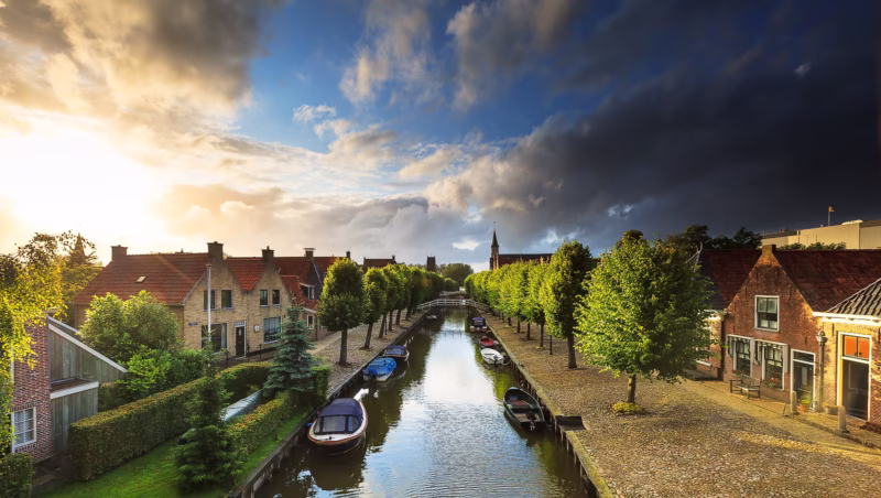Het stadje Sloten in Friesland met een mooie wolkenlucht