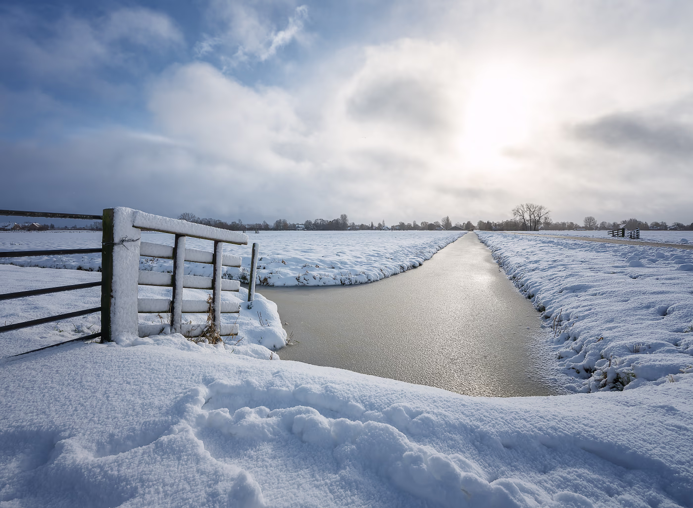 Een pak sneeuw bedekt het landschap in de polder - Noordeloos, Nederland