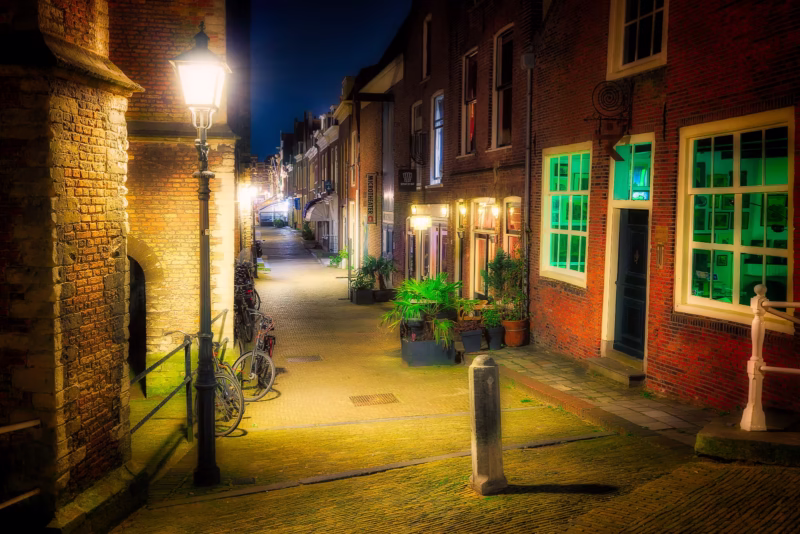 De Straatjes van Delft in de nacht