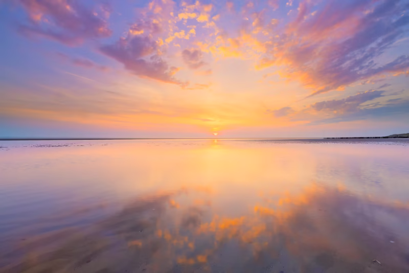 Een prachtige zonsondergang op het strand van Burgh-Haamstede in Zeeland