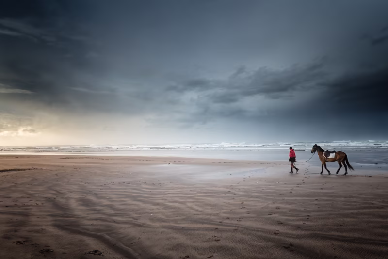 Een ruiter op het strand van Casablanca in Marokko