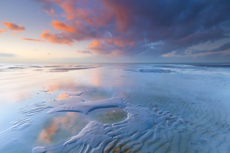 Het strand bij Workum aan het IJsselmeer tijdens de zonsondergang