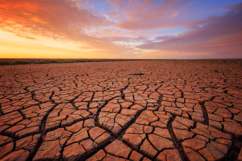 Structuren in het Wad bij Ternaard tijdens een mooie zonsondergang boven de Waddenzee