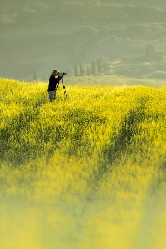 Een fotograaf in een bloemenveld in Toscane, Italië