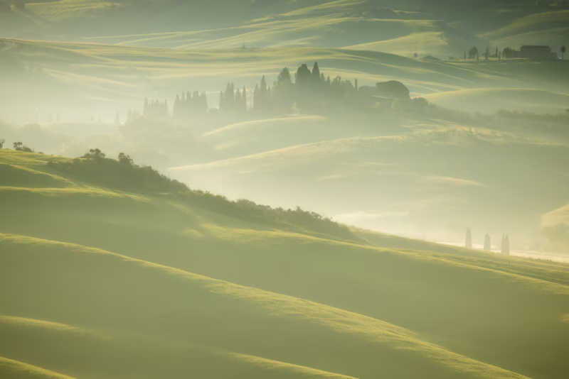 Valleien met mist in Toscane, Italië