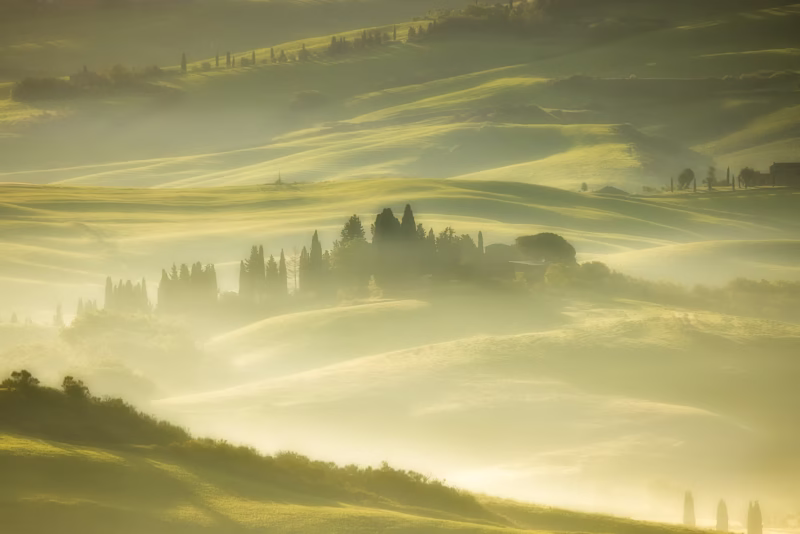 Nieuwe landschapsfoto's - Zonsopkomst in Toscane, Italië met mist tussen de heuvels