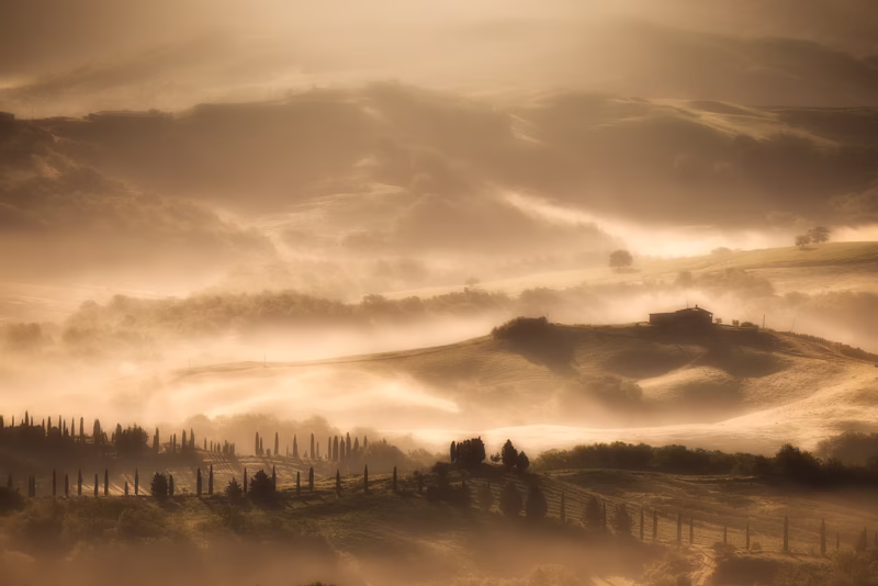 Een dromerig mistig landschap met mist tussen de heuvels - Toscane, Italië