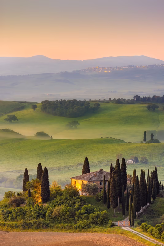 Een typisch Toscaans landschap in de lente tijdens zonsopkomst