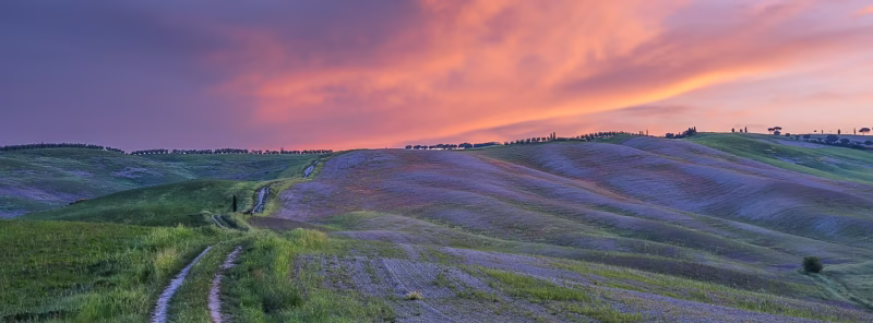 Een panorama van het heuvellandschap in Toscane in Italië met een mooie wolkenlucht