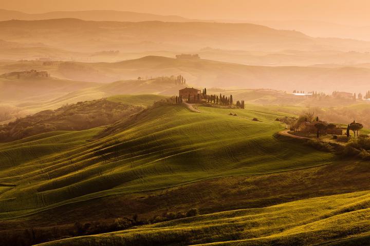 Toscane - Een prachtig Toscaans heuvel landschap in Italië met warm licht over de heuvels