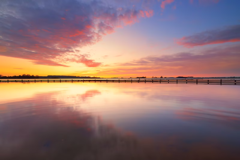 Een prachtige zonsondergang weerspiegeld in het Veerse Meer tijdens de zonsondergang