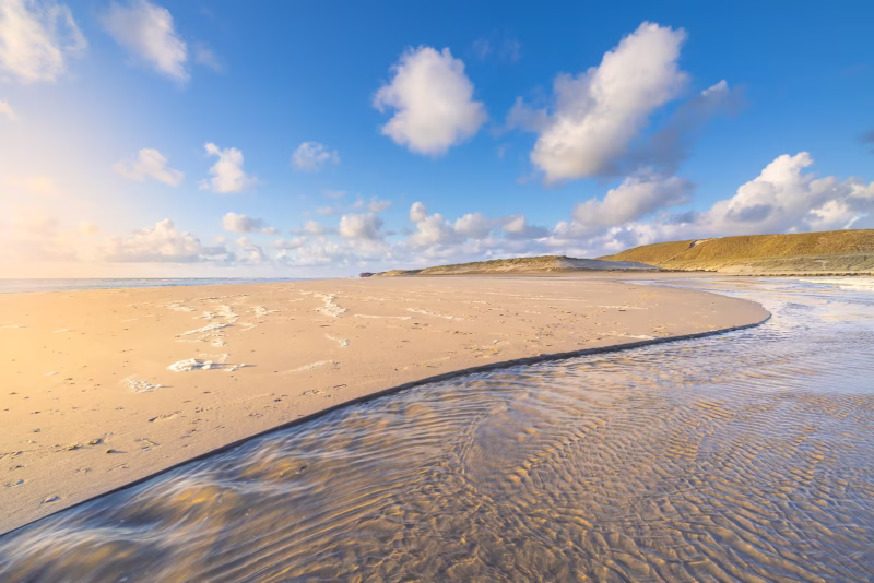 De vloedlijn op het strand in Noord-Holland in de zomer