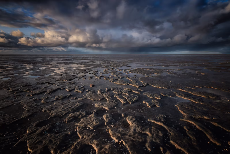 Een herfststorm boven de Waddenzee met een mooie wolkenlucht