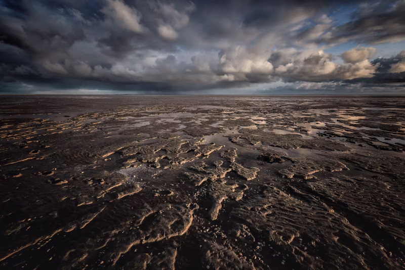 ervaren landschapsfotograaf - Een mooie wolkenlucht op de Waddenzee met structuren tijdens het droogvallen