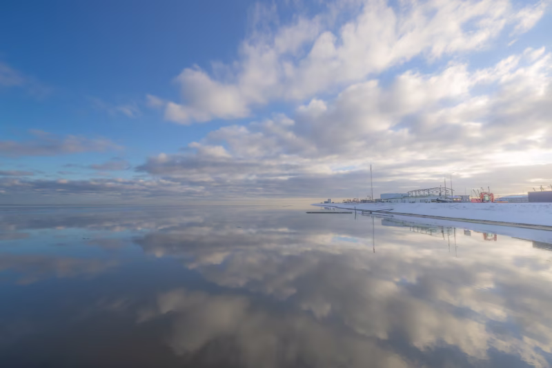 Reflecties van de wolkenlucht op de Waddenzee in de winter bij Lauwersoog