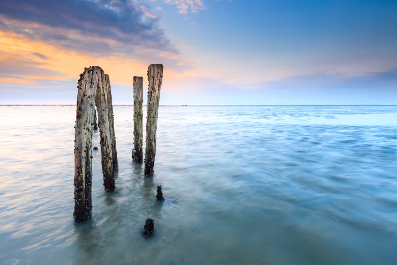 Een kalme zonsondergang op de Waddenzee