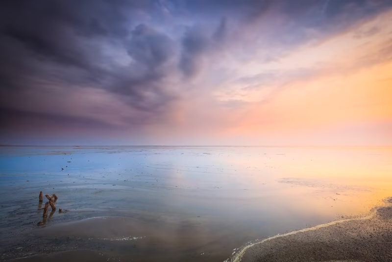 Zonsondergang op het Wad met een mooie lucht