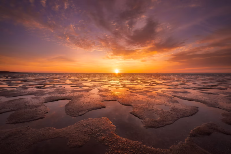 De zon gaat onder boven de Waddenzee