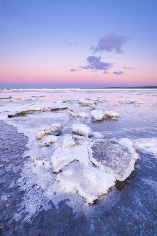 Ijs op de Waddenzee in de winter tijdens de zonsondergang