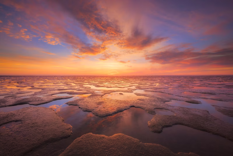 Workshop Landschapsfotografie Beleef het WadEen spectaculaire zonsondergang met avondrood op de Waddenzee met een mooie weerspiegeling